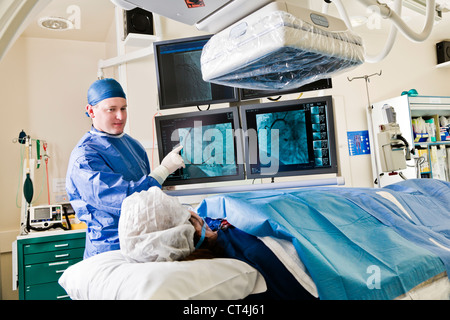 Cathlab in moderno ospedale con il medico e il paziente Foto Stock