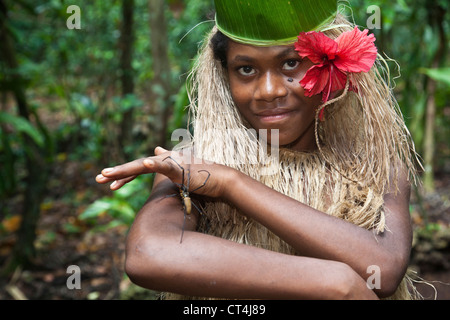 Sud Pacifico, Vanuatu, Porto Vili, Ekasup Village. Giovane ragazza in abito tradizionale azienda ragno di grandi dimensioni. Foto Stock