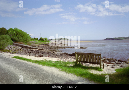 Panchina lungo il cammino giubilare Nr Kippford guardando verso ruvida Firth & Isola ruvida, Colvend Costa, Dumfries & Galloway Scozia Scotland Foto Stock