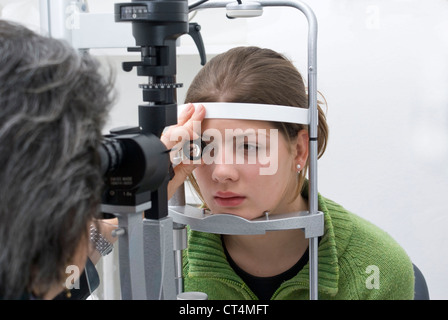 FUNDUS OCULI ESAME Foto Stock