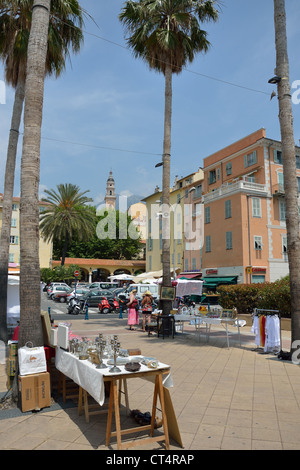 All'aperto il mercato di antiquariato in piazza della città vecchia, Menton, Côte d'Azur, Alpes-Maritimes, Provence-Alpes-Côte d'Azur, in Francia Foto Stock