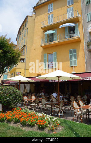 Piccola brasserie nella città vecchia, Menton, Côte d'Azur, Alpes-Maritimes, Provence-Alpes-Côte d'Azur, in Francia Foto Stock