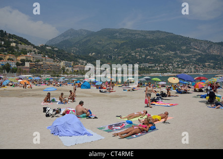 Vista della spiaggia, Menton, Côte d'Azur, Alpes-Maritimes, Provence-Alpes-Côte d'Azur, in Francia Foto Stock