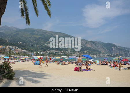Vista della spiaggia, Menton, Côte d'Azur, Alpes-Maritimes, Provence-Alpes-Côte d'Azur, in Francia Foto Stock