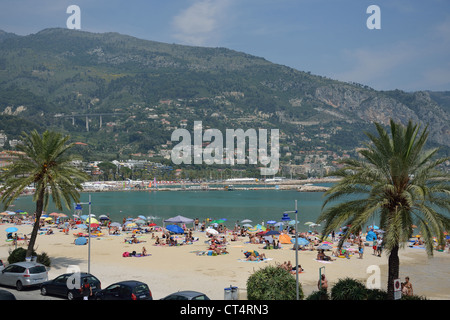 Vista della spiaggia, Menton, Côte d'Azur, Alpes-Maritimes, Provence-Alpes-Côte d'Azur, in Francia Foto Stock