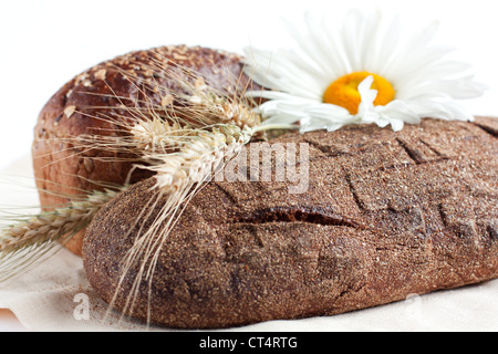 Due pagnotte di pane e orecchie di frumento, primo piano Foto Stock