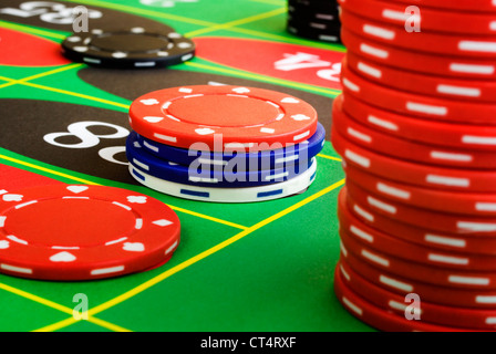 Un tavolo da roulette e patatine, le scommesse sono posti. Concetti di gioco d'azzardo, fortuna, prendendo una possibilità. Focus sul centro di chip. Foto Stock