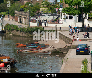 Il Riverside a Richmond upon Thames con la croce bianca Inn e scivolo con le barche a remi Foto Stock