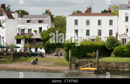 Il fiume il Tamigi a Twickenham con il White Swan pub e architettura georgiana Foto Stock