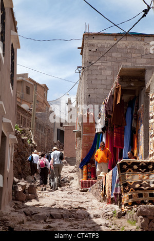Passeggiate in Alto Atlante nel villaggio di Aremd, Marocco Foto Stock