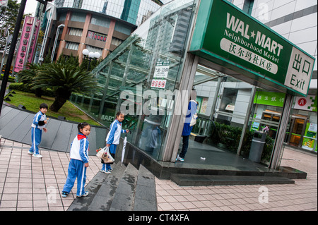 Un giorno grigio nel centro di Shenzhen, dove lo sviluppo della Cina moderna ha iniziato a. Foto Stock