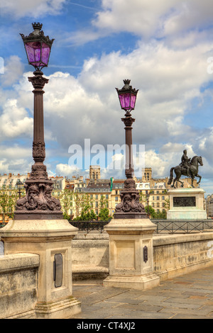 Orientata in verticale immagine della tradizionale lampione parigino sul famoso Pont Neuf ponte in Parigi, Francia. Foto Stock