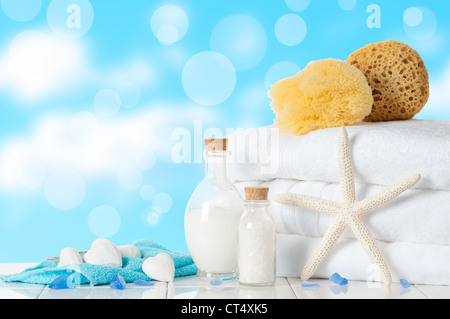 Gli asciugamani del bagno con spugne e bagno di bolle Foto Stock