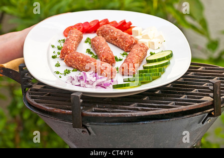 Cevapi serbo rotoli di carne su barbecue Foto Stock