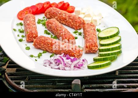 Cevapi serbo rotoli di carne su barbecue Foto Stock