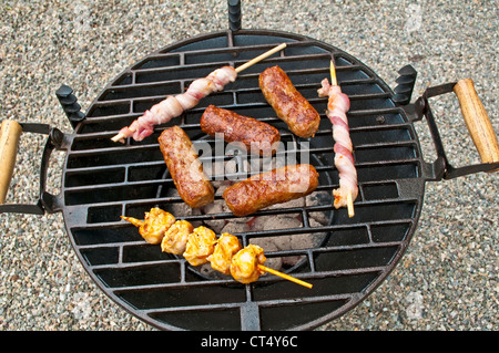 Il croato deli cevapi su barbecue Foto Stock