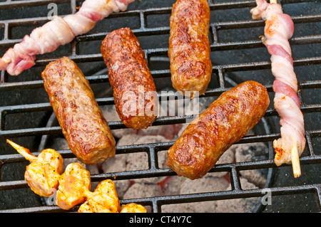 Il croato deli cevapi su barbecue Foto Stock