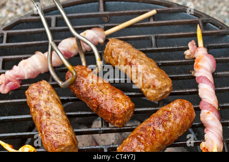 Il croato deli cevapi su barbecue Foto Stock