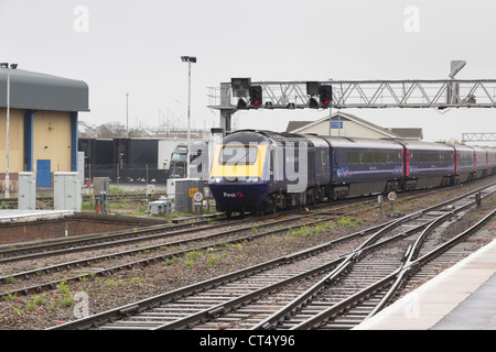 Primo grande Western Classe 43 Treno ad alta velocità (HST) impostare entrando in stazione di Swindon lungo il tragitto per Londra. Foto Stock