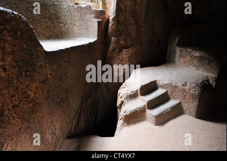 Pietra scolpita pensato per essere un altare usato in Inca cerimonie di Qenqo rovine, Cusco, Perù. Foto Stock