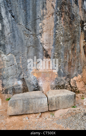 Pietra scolpita pensato per essere un altare usato in Inca cerimonie di Qenqo rovine, Cusco, Perù. Foto Stock