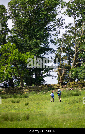 Due escursionisti a piedi lungo di Adriano parete", Northumberland, Inghilterra, Regno Unito. Foto Stock