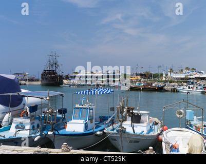 dh Liminaki porto AYIA NAPA CIPRO cipriota piccolo litorale locale tradizionale blu di pesca barche ormeggiate banchina isola barca agia Foto Stock