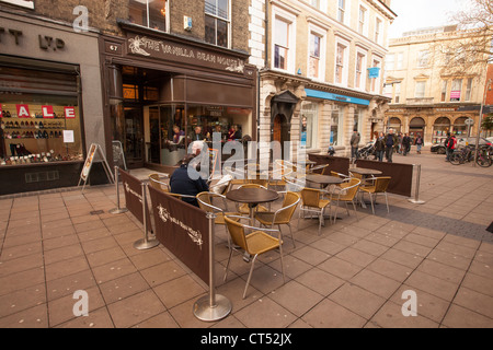 Al di fuori di una zona salotto per una piccola caffetteria sul London Street, Norwich, Norfolk, Regno Unito Foto Stock