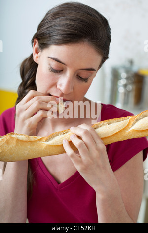 Donna di mangiare cibi amidacei Foto Stock