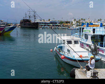 Dh Liminaki harbour AYIA NAPA Cipro Cipro pescatore pescatore pesca uomo Foto Stock