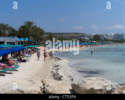 dh Liminaki spiaggia AYIA NAPA CIPRO ombrelloni blu fodera bianco spiaggia di sabbia bagnanti turistici e alberghi a sud Foto Stock