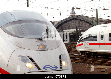 Koeln, ghiaccio all'entrata e uscita dalla stazione ferroviaria principale Foto Stock