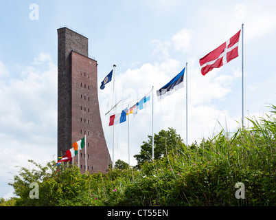 Memoriale Navale a Laboe, Baia di Kiel, Germania con le bandiere dei paesi baltici in primo piano Foto Stock