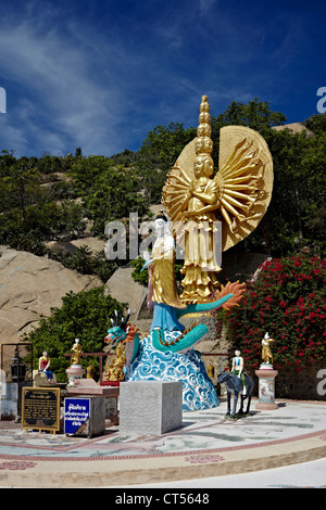 Kuan Yin (aka) Quan Yin o Kwan Yin - dea cinese di compassione a Khao Takiab tempio buddista di Hua Hin Tailandia E.S. Asia Foto Stock