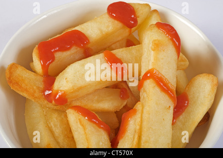 In casa di spessore cut potato chips con salsa di pomodoro Foto Stock