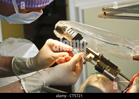 Elettrostimolazione del cervello Foto Stock