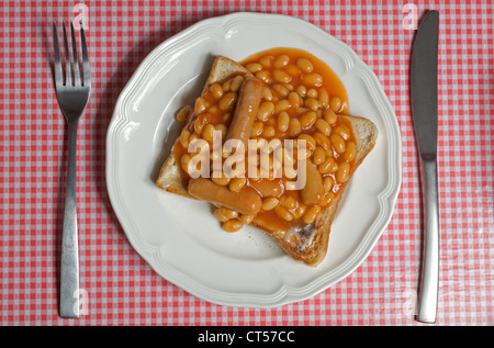 Heinz fagioli con salsiccia di maiale su pane tostato Foto Stock