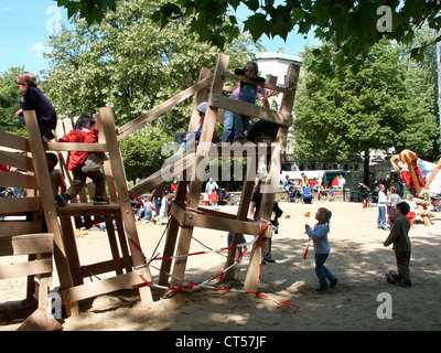 Berlino, parco giochi sulla Kollwitzplatz Foto Stock