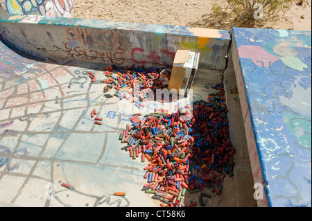 Ruote di kama e di guerra, concreto acqua serbatoi verniciati con opere d'arte, shot gun gusci sono incorporati anche in opere d'arte. Foto Stock