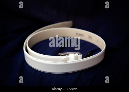 Nastro bianco su blu su sfondo nero Foto Stock