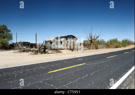Capanna abbandonata sul ciglio della strada, a Kelso, la California del Sud. Kelso id situato nel Deserto di Mojave National Preserve. Foto Stock