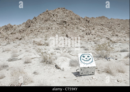 Oggetto di dumping lavatrice con faccina sorridente verniciato a spruzzo su di esso, piena di buchi come esso è stato utilizzato per la pratica di destinazione da qualcuno di noi Foto Stock