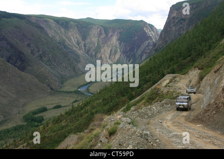 I carrelli guida su ripidi canyon road, Fiume Chulyshman Valley, Altai, Siberia, Russia Foto Stock