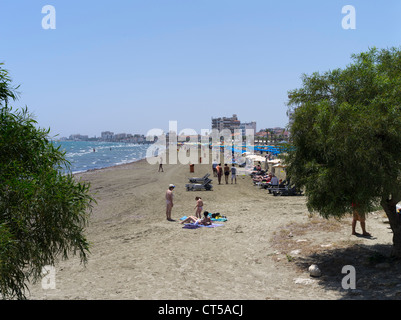 dh Larnaca Beach LARNACA CIPRO Larnaka spiagge di sabbia famiglia solarium sud Foto Stock