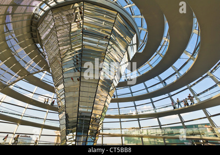 Cupola di vetro e specchiato centrale imbuto di vetro al di sopra della camera di plenaria del Reichstag a Berlino Germania UE Europa Foto Stock