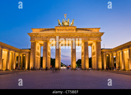 Berlino porta di Brandeburgo Pariser Platz con la statua ad alette Quadriga in cima al tramonto Berlino centro città Germania UE Europa Foto Stock