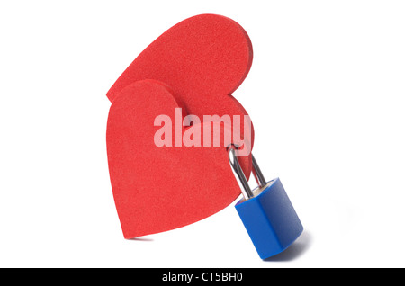 Il concetto di amore: due cuori bloccato con un lucchetto su sfondo bianco Foto Stock