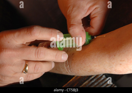 Campione di sangue, la persona anziana Foto Stock