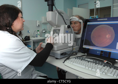 FUNDUS OCULI ESAME Foto Stock