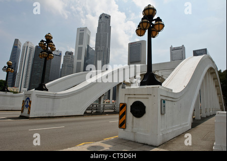 Elgin ponte davanti lo skyline del quartiere finanziario, Singapore, Sud-est asiatico. Foto Stock